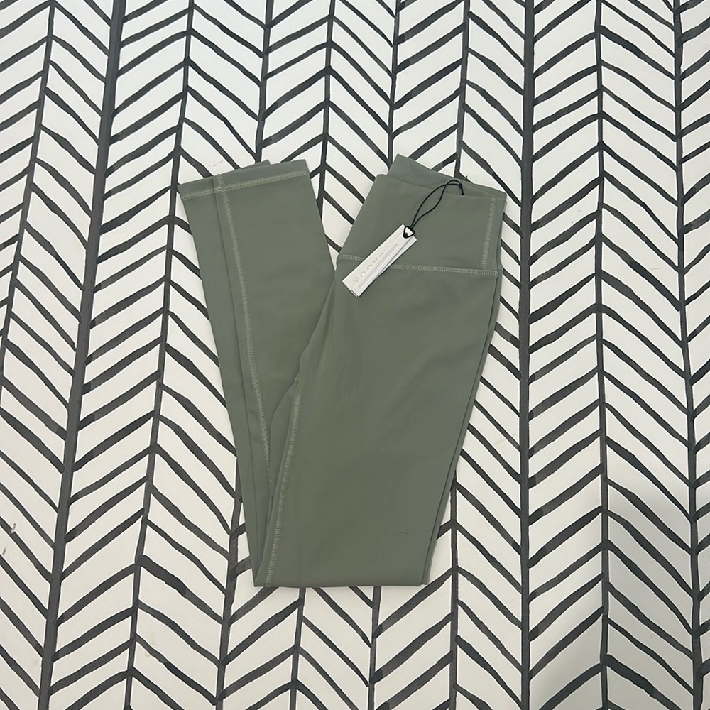 NWT ParagonFitwear Crossover Legging
